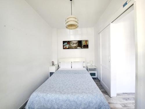 ロス・クリスティアーノスにあるLaikaの白い部屋のベッドルーム1室(ベッド1台付)