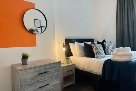 Postel nebo postele na pokoji v ubytování Taff Valley Cottage by StayStaycations