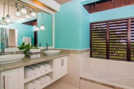 Ванна кімната в HOSPITALITYEXPERT Cosy 3 Bedroom Villa & Cottage, Pool, Beach Access, Sleeps 16