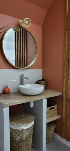 une salle de bain avec un lavabo et un miroir dans l'établissement Entre Uzès et le Pont du Gard La Cachette Romantique, à Collias