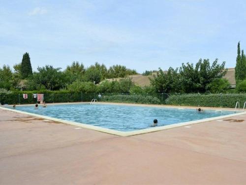 une grande piscine avec des gens dans l'eau dans l'établissement Maison 2 pièces avec mezzanine, piscine et parking privés, 6 couchages à 700m de la plage - Argelès-sur-Mer - FR-1-225-74, à Argelès-sur-Mer