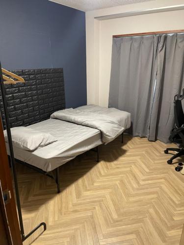 Duas camas num quarto com piso em madeira em 貸別荘 Reserved VacationStay UND Oita Saiki em Saiki