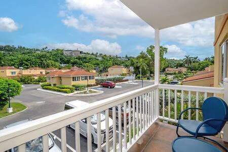 un balcone con due sedie e vista sulla strada di Hospitality Expert CHA3 - Pool Beach Hip-Strip a Montego Bay