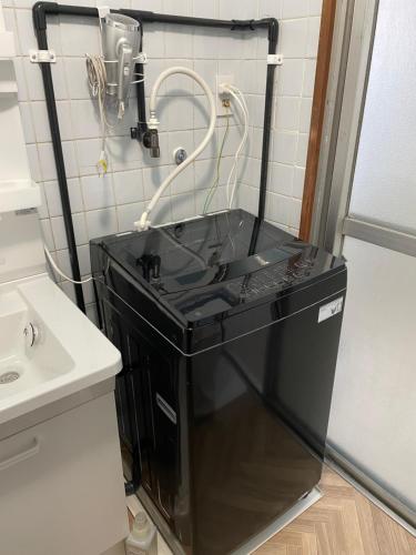 un lavabo negro en un baño junto a un mostrador en 貸別荘 Reserved VacationStay UND Oita Saiki en Saiki