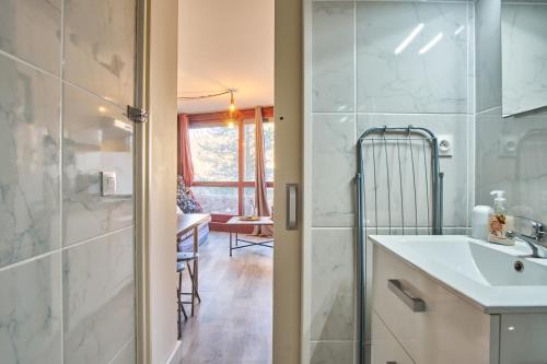 uma casa de banho com um lavatório e um chuveiro em Studio pied des pistes - Villard em Villard-de-Lans