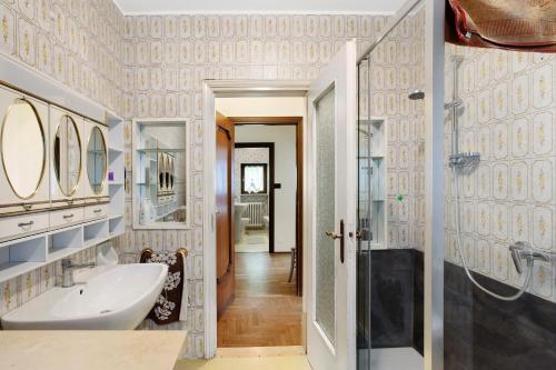 uma casa de banho com um lavatório e um espelho em Maison La Truite em Morgex