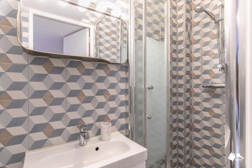 une salle de bain avec un lavabo, un miroir et une douche dans l'établissement MBA - Splendide Appart - Gambey 2 - Proche République, à Paris