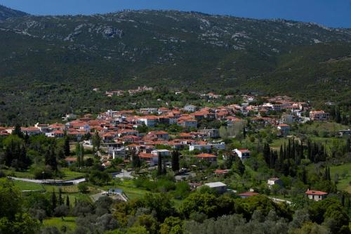 a small town in the middle of a mountain at La Nature in Konístrai