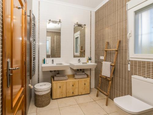 ein Badezimmer mit Waschbecken und Toilette in der Unterkunft Casa Oleander in Balcon del Mar