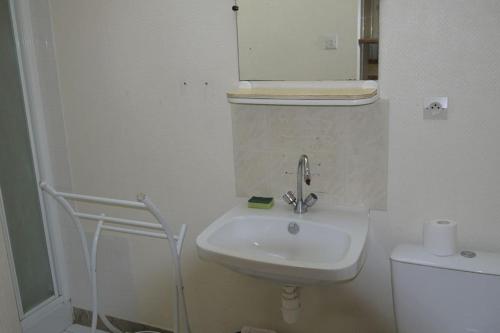 Vonios kambarys apgyvendinimo įstaigoje Appartement 4/6 pers accès plage direct : Batz