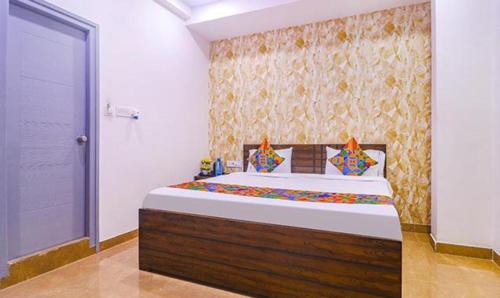 1 dormitorio con 1 cama grande en una habitación en FabExpress The Dream Elite, en Hyderabad