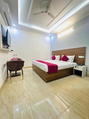Кровать или кровати в номере Hotel S R Palace Delhi Airport Unit BY URBAN Luxury