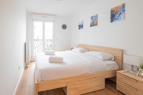 une chambre avec un grand lit avec des draps blancs dans l'établissement *Disneyland-Paris* 6 pers, Wifi, Parking, à Chessy