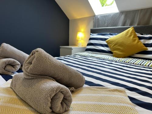 un dormitorio con un animal de peluche en una cama en 3 Bed Detached Cottage- Log Burner Mountain Views, en Beaumaris