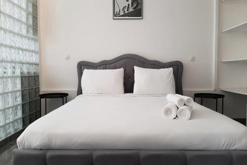 - une chambre avec un lit et 2 serviettes de toilette dans l'établissement Sweet Apartment in Paris Montmartre, à Paris