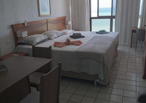 Una habitación de hotel con una cama grande y toallas. en Praia de Piedade flat frente para o mar, completo Edf Golden Beach, en Recife