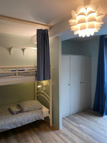 Una cama o camas en una habitación de Bohobos Hostel