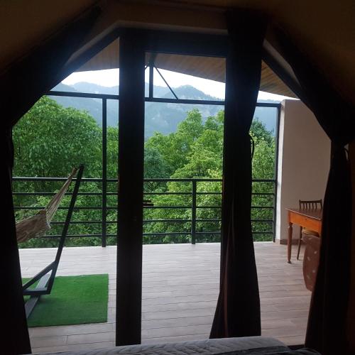 ボルジョミにあるGuest House Sandoのバルコニー付きのベッドルーム1室の景色を望めます。