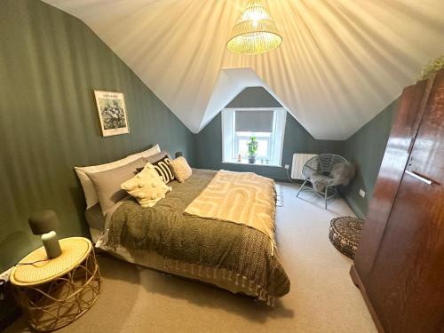een slaapkamer met een groot bed en een plafond bij Bank House, Settle, Yorkshire Dales in Settle