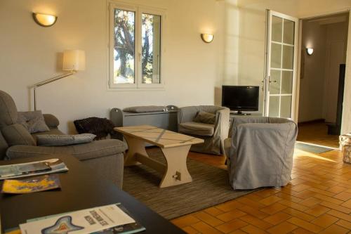 un salon avec un canapé et une table dans l'établissement Ti Mein Glas, à Roscanvel