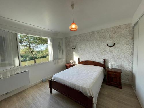 Postel nebo postele na pokoji v ubytování Maison familiale landaise à 350m de la plage avec garage, 4 chambres et jardin - FR-1-413-185