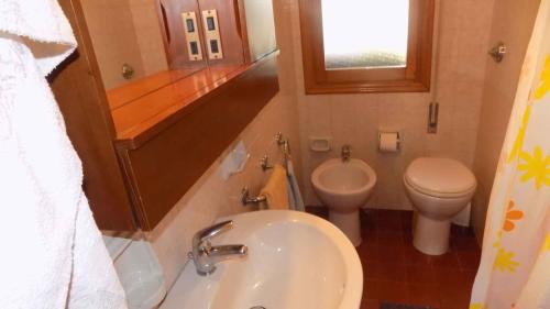 Apartment in Eraclea Mare 25654 في ايراكليا ماري: حمام صغير مع مرحاض ومغسلة