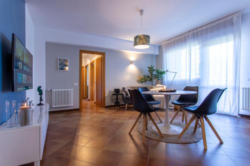 Emilia Modern Apartment with Free Parking