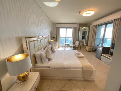 Schlafzimmer mit einem großen Bett und Meerblick in der Unterkunft Stunning Marina View! Solo Room in Shared Apartment at Luxurious Princess Tower in Dubai