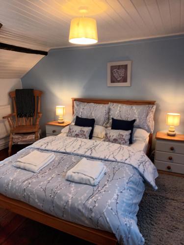 1 dormitorio con 1 cama con 2 toallas en Y Bwthyn en Tal-gareg