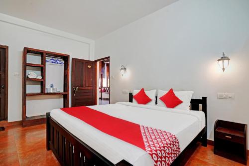 Una cama o camas en una habitación de Flagship Cherai Panoramic Beach Hotel