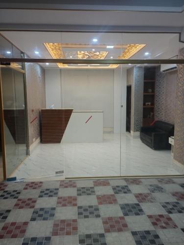 una camera con tavolo e divano di Hotel White Stone a Dhaka