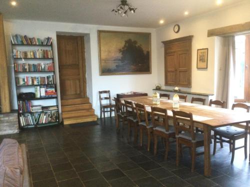 una sala da pranzo con un grande tavolo in legno e sedie di Maison Druyard huis met 5 slaapkamers a Durbuy