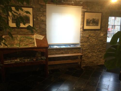 a window in a room with a bench and a table at Maison Druyard huis met 5 slaapkamers in Durbuy
