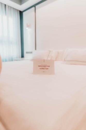Postel nebo postele na pokoji v ubytování Hotel Málaga Nostrum Airport