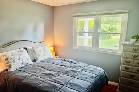 una camera con un letto, un comò e una finestra di Amherst Country OASIS Perfect Location UMass a Hadley