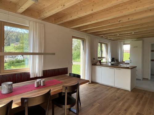 uma cozinha e sala de jantar com uma mesa de madeira em Ferienhaus Baiersbronn LUG INS TAL em Baiersbronn