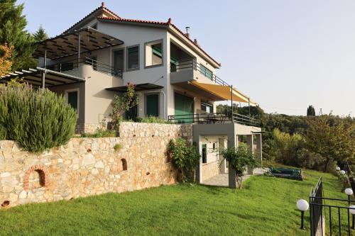 Κήπος έξω από το Skiathos ARIADNI apartment