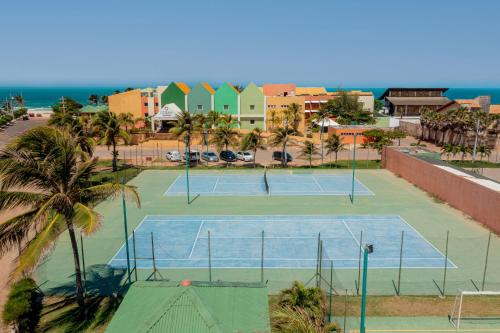 uma vista aérea de dois campos de ténis numa praia em Beach Park Resort - Oceani em Aquiraz