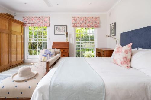 Een bed of bedden in een kamer bij Soulful Newlands Retreat