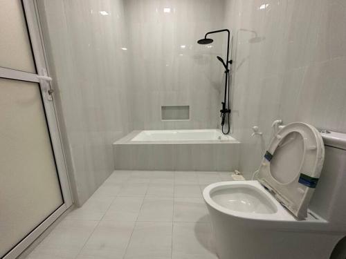 łazienka z toaletą i wanną w obiekcie Lavender, S.Feydhoo, Addu city w mieście Feydhoo