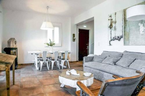 Ruang duduk di Villa Koroni