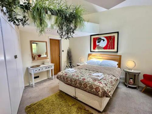 a bedroom with a bed and a desk and a mirror at Pass the Keys Delightful Cottage Sydney Gardens private parking in Bath