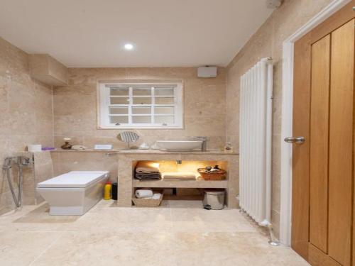 Pass the Keys Delightful Cottage Sydney Gardens private parking في باث: حمام به مرحاض أبيض ومغسلة