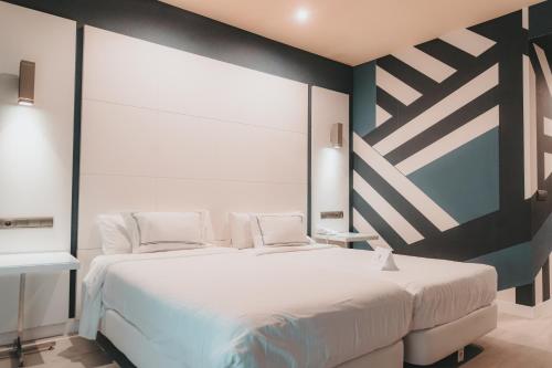 Postel nebo postele na pokoji v ubytování Hotel Málaga Nostrum Airport