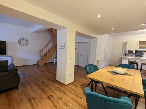 Una sala de estar con una mesa y sillas de madera. en Ferienwohnung Selma, en Wilhelmshaven