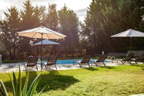 Bazén v ubytování Eleonas Luxury Homes nebo v jeho okolí