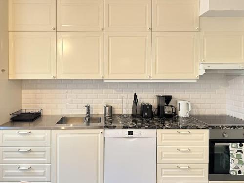 Kuchyň nebo kuchyňský kout v ubytování Stay Inn Söder Cozy apartment