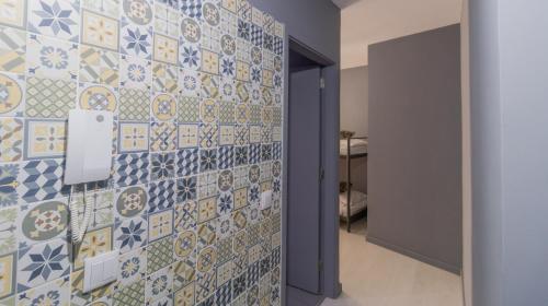 een badkamer met blauwe en witte tegels op de muur bij Bridge D Luis II Apartment by Unique Hosts in Porto