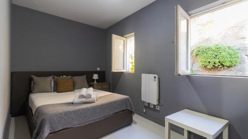 een slaapkamer met een bed en een raam bij Bridge D Luis II Apartment by Unique Hosts in Porto