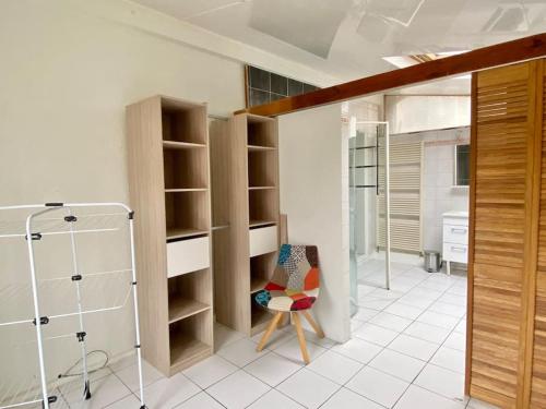 ein Zimmer mit Regalen und einem Stuhl darin in der Unterkunft VERANDA, maison pour 8 personnes in Mulhouse